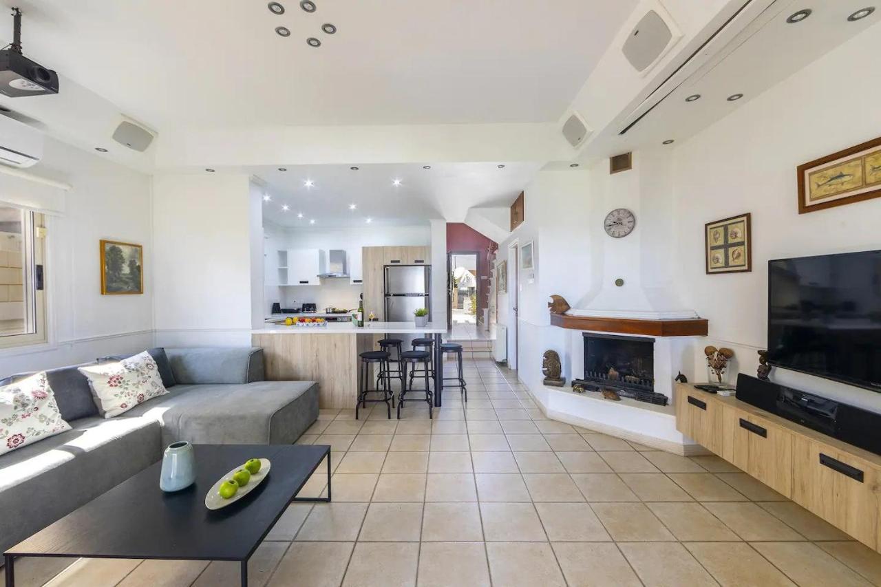 Beachfront Villa Carpe Diem Kiti Екстер'єр фото