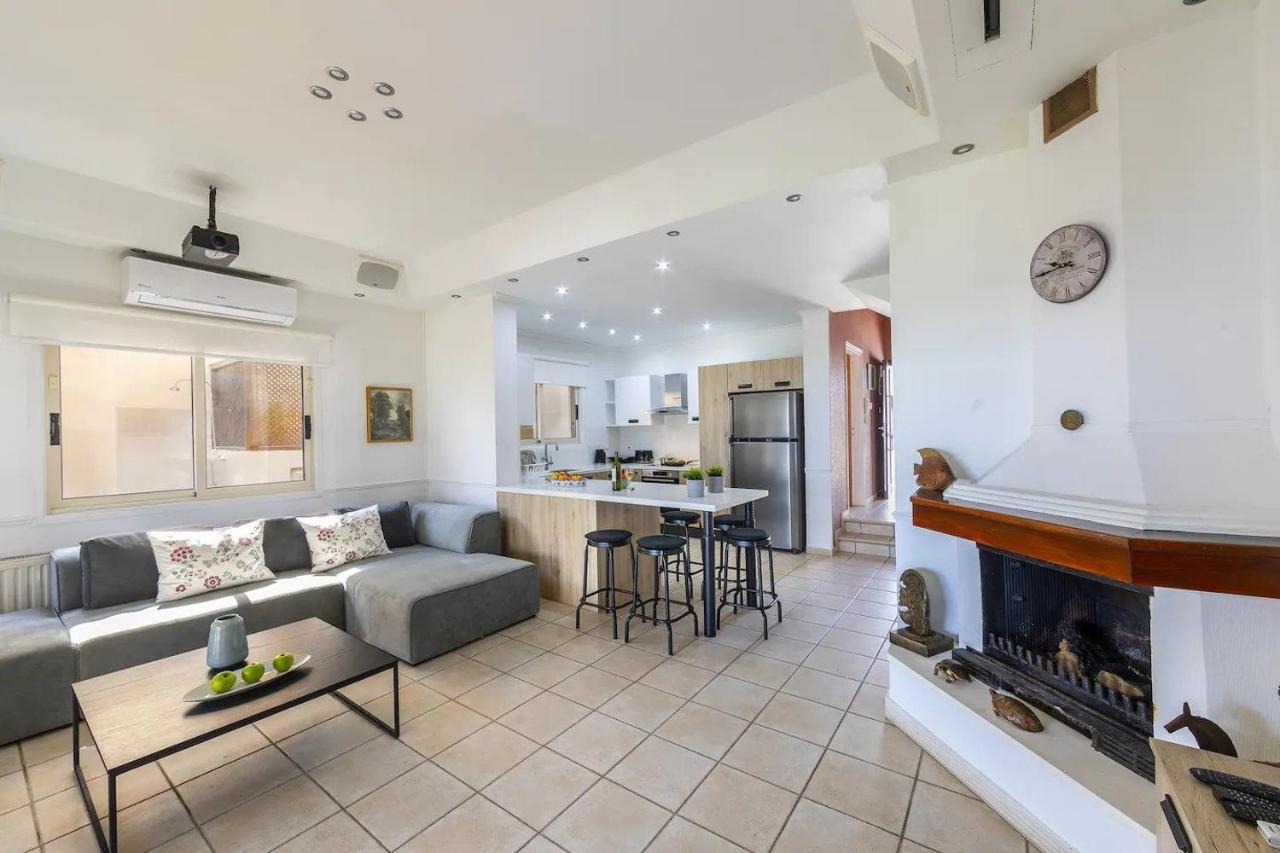 Beachfront Villa Carpe Diem Kiti Екстер'єр фото